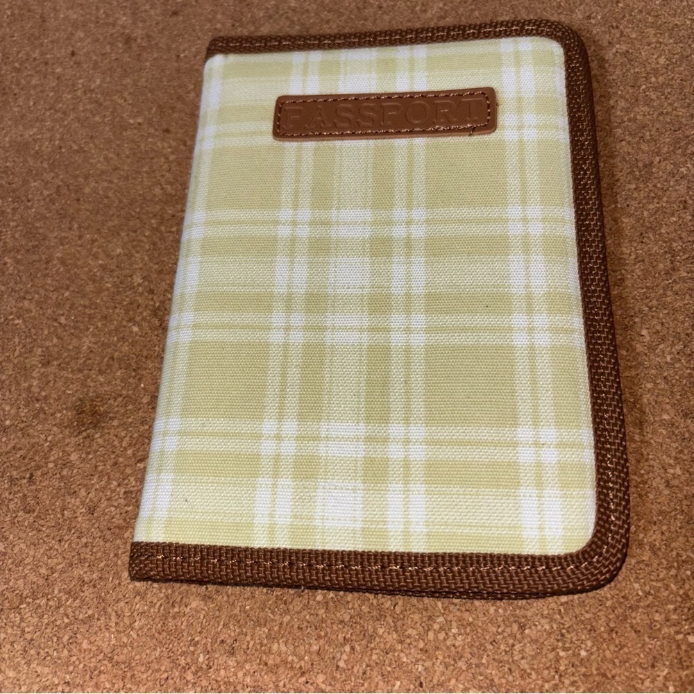 💐3/$15 Plaid Passport Holder with Brown Trim